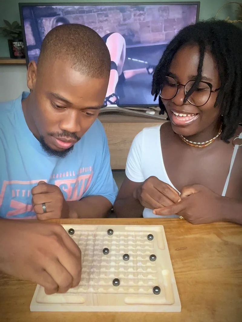 Un couple joue à Les Boules Magnétiques