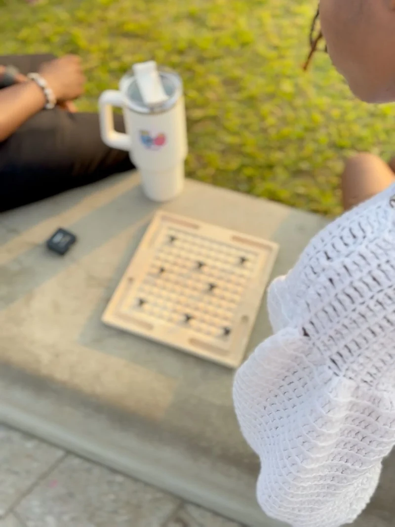 Un couple joue à Les Boules Magnétiques