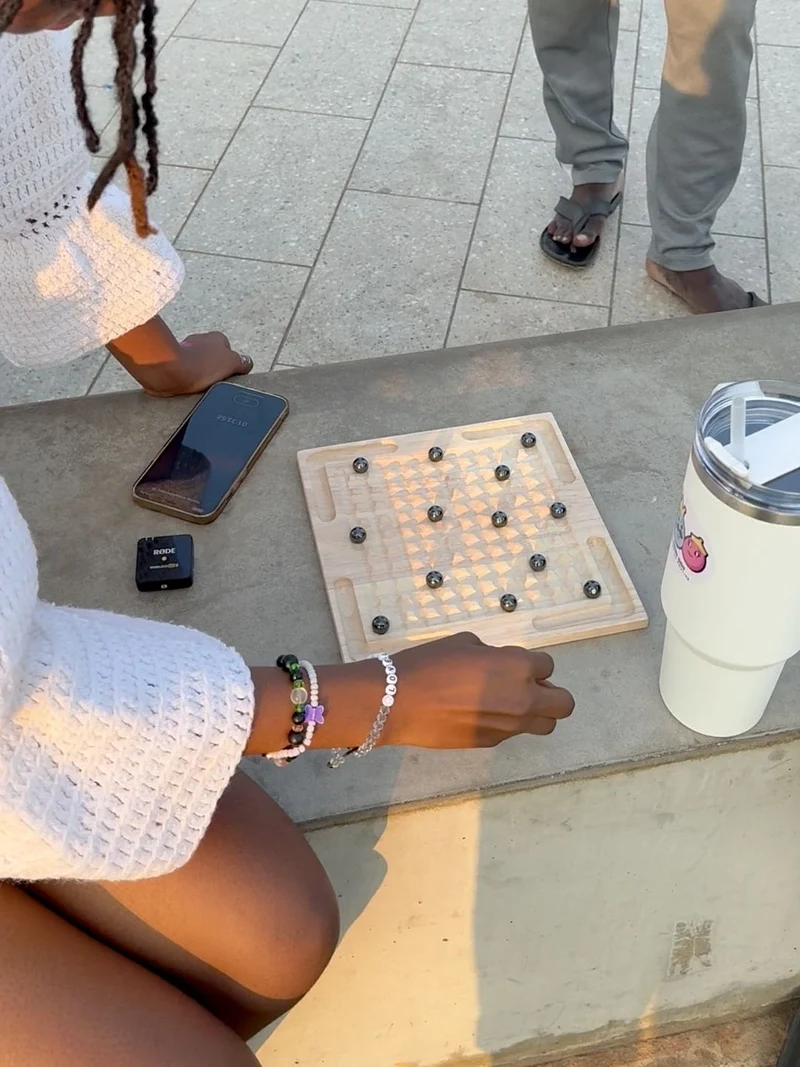 Un couple joue à Les Boules Magnétiques